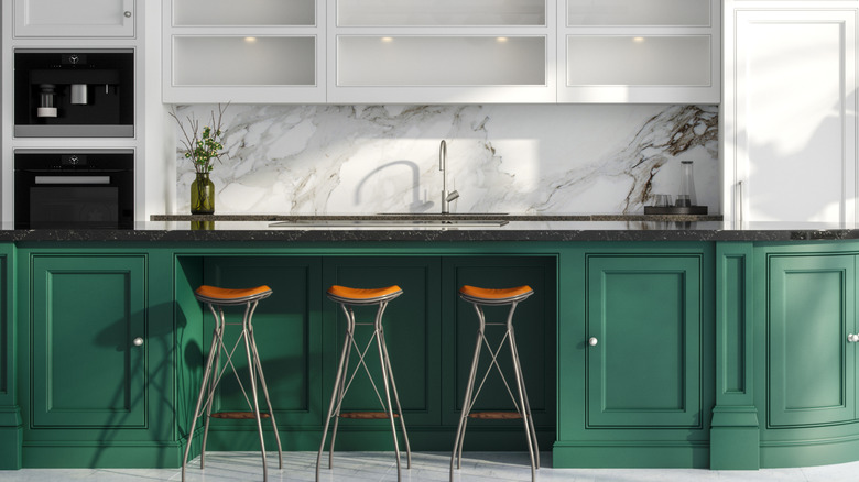 Beyaz duvarlı ve yeşil dolaplı mutfak
