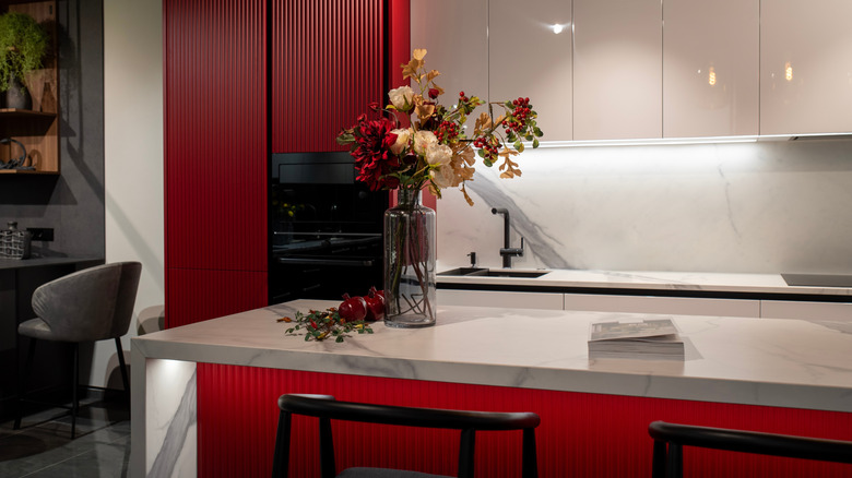 Kırmızı dolaplı ve mermer tezgahlı mutfak