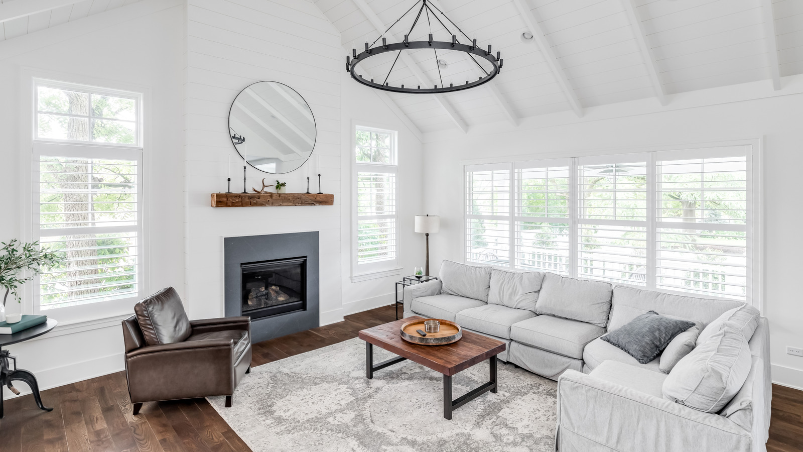 Hafif Bir Boya Gölge Ayarı ile Oturma Odanızı Anında Daha Sıcak Hale Getirin