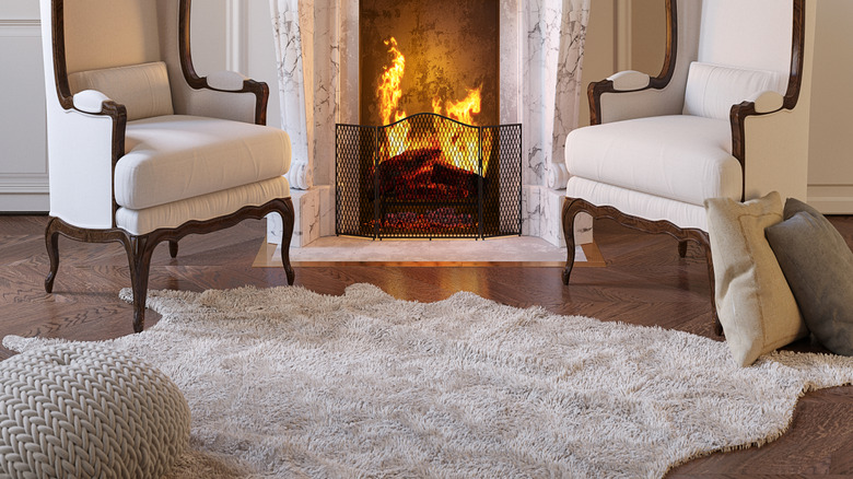 Süslü mermer şömineli oturma odası