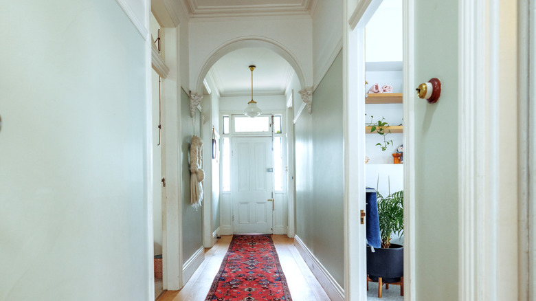 Koridordaki alçı kemer