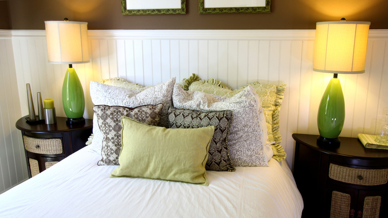 Boncuklu lambrili yatak odası