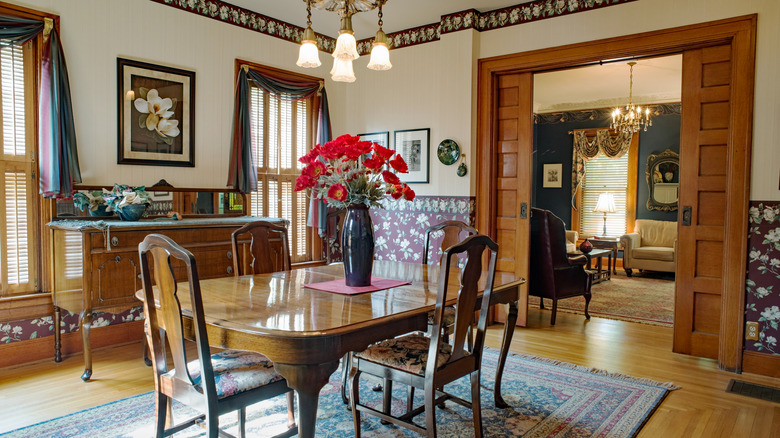 Cep kapılı yemek odası