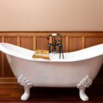 Banyonuzu Daha Geniş Hissettirmek İçin Pençe Ayaklı Küvetle Eşleştirilecek En İyi Perdeler