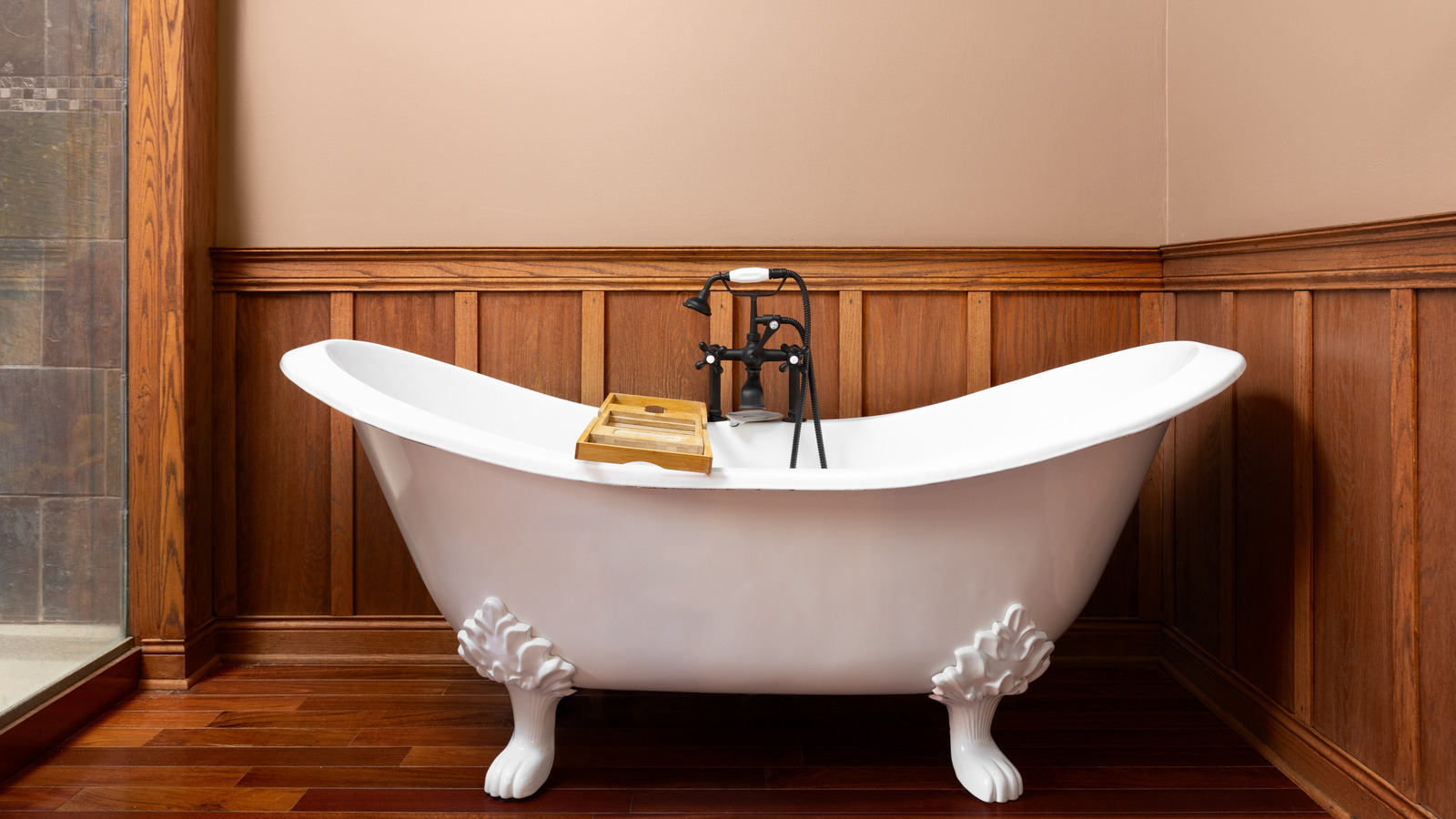 Banyonuzu Daha Geniş Hissettirmek İçin Pençe Ayaklı Küvetle Eşleştirilecek En İyi Perdeler