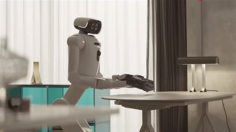 LG'nin CLOiD robotu katlanmış giysiyi masaya yerleştiriyor