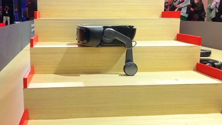 Roborock Saros Rover, CES 2026'da merdiven çıkma ve temizleme işlevlerini gösteriyor