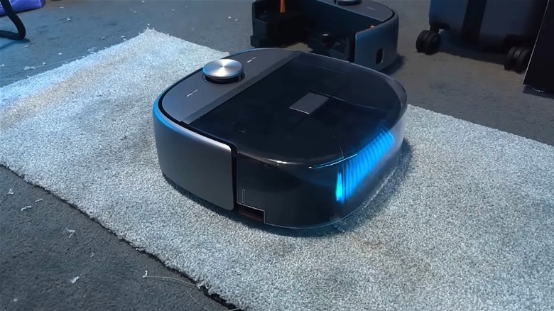 Robotin R2 vakumlu paspas CES 2026'da halı temizliğini gösteriyor