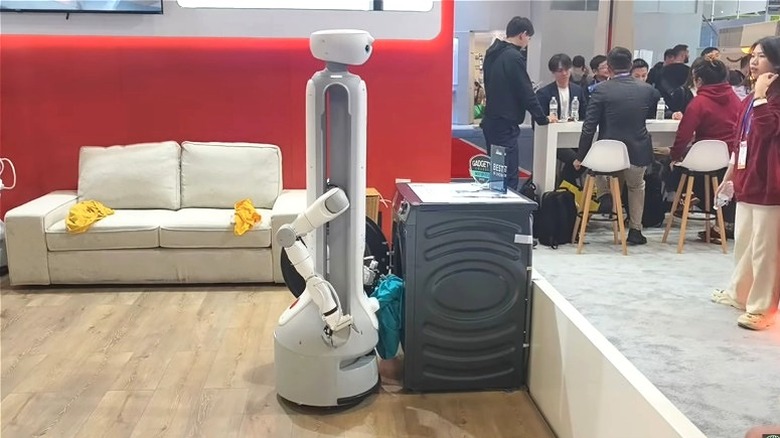 SwitchBot Onero H1 robot yüklemeli çamaşır makinesi CES 2026 demosunda