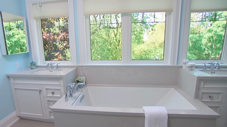 İki makyaj masası arasında küvetli bir banyo