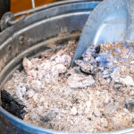 Kokuları Emmek ve Çöp Kutunuzun Taze Kokmasını Sağlamak için Şöminenin Arta Kalan Külünü Kullanın