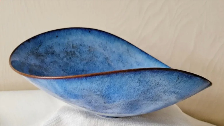 Gertrud ve Otto Natzler tarafından Warnock Fine Arts'tan satışa sunulan kızılgerdan yumurtası mavisi oval kase