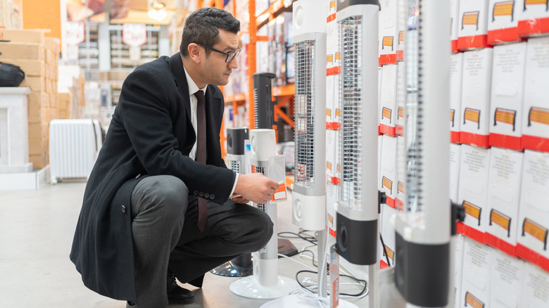 Bir mağazadan ısıtıcı satın alan adam