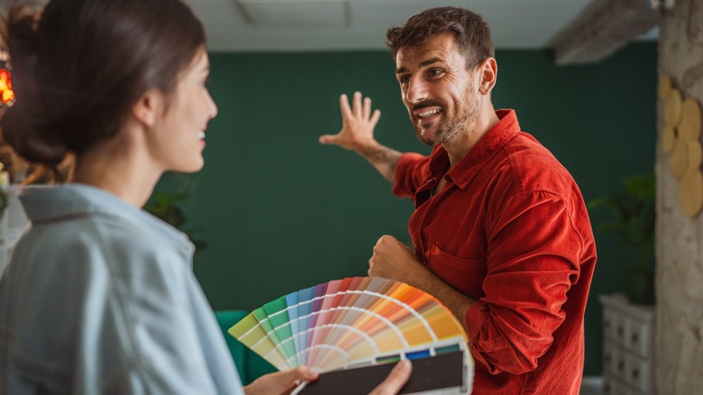 Evlerindeki renk örneklerine bakan bir çift
