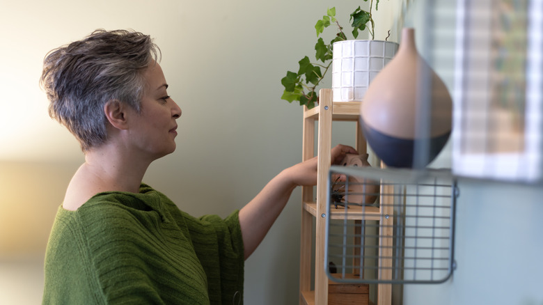 Bir kadın evdeki dekora bakıyor