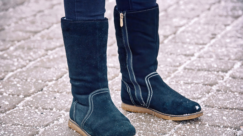 Buz eriyen tuz ile yerde kışlık botlar