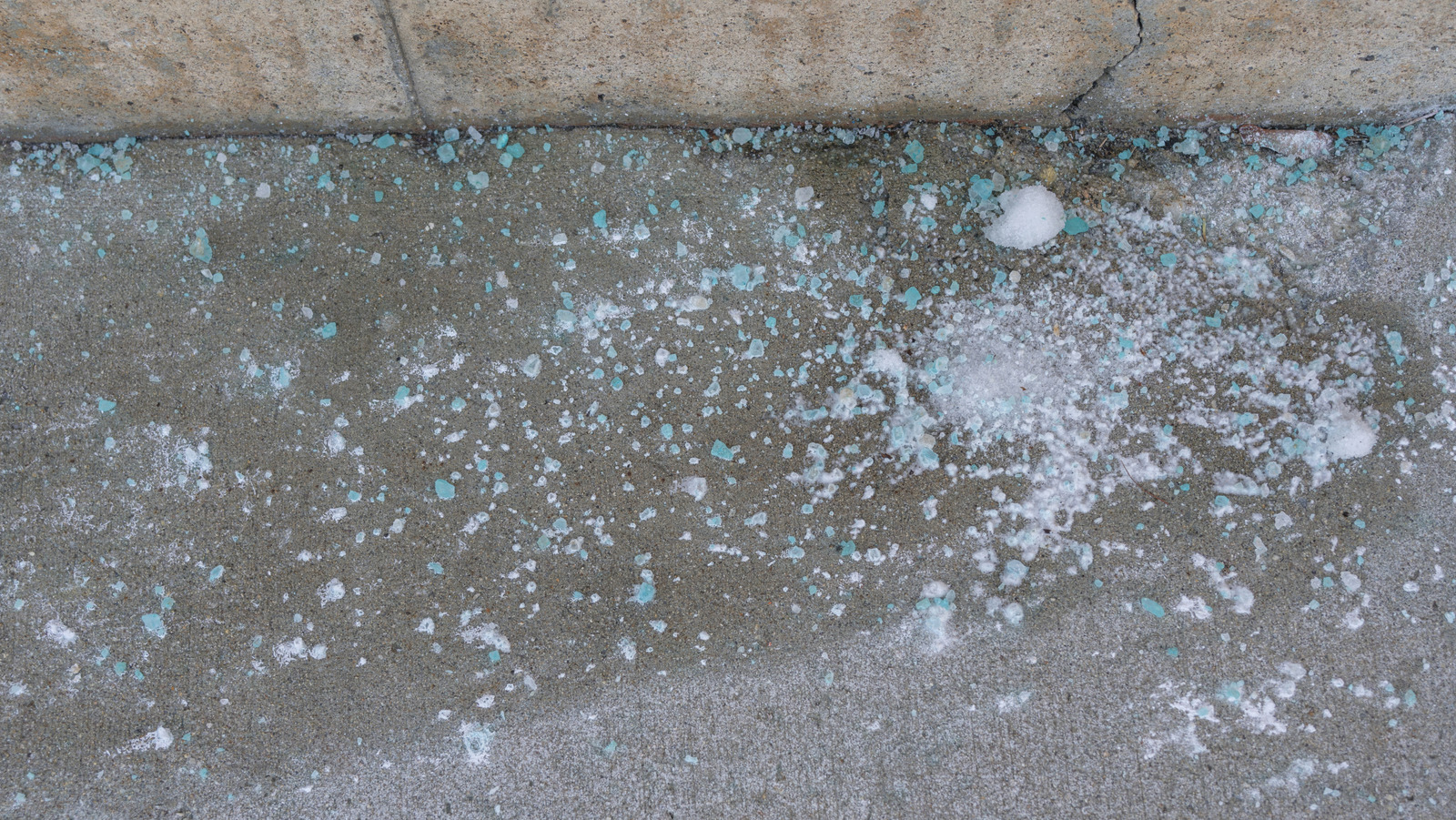 Zeminlerinize Zarar Verebilecek Buz Eritme Depolama Hatası (ve Bunun Yerine Ne Yapmalı)