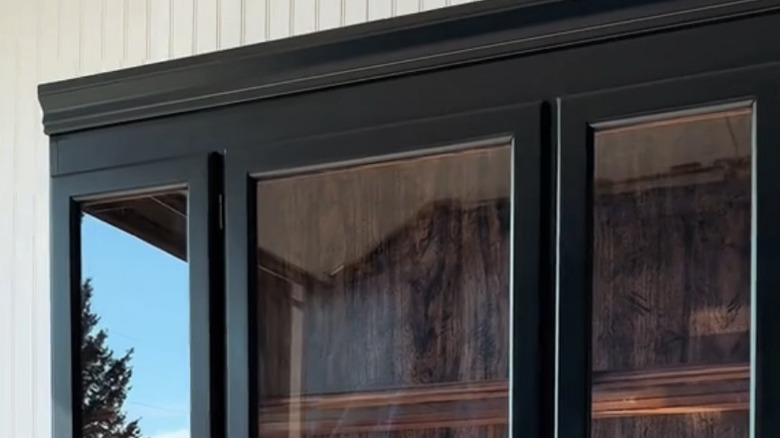 Modern siyah antika dolabının köşesi.