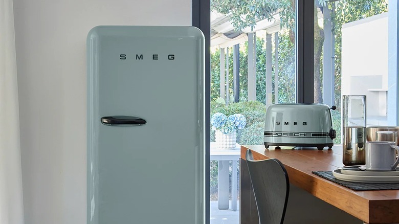 Modern bir mutfakta nane yeşili vintage tarzı SMEG buzdolabı
