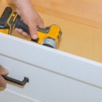 Ahşap Mutfak Dolaplarının Görünümünü Yükselten Beklenmedik Donanım Seçimi