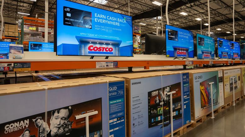 Costco mağazasında sergilenen TV'ler