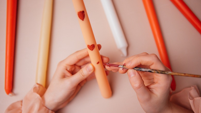 konik muma kalp çizen kişi