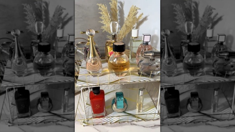 Dolar Ağacı ürünlerinden yapılmış ve parfümlerle dolu bir istifleme rafı