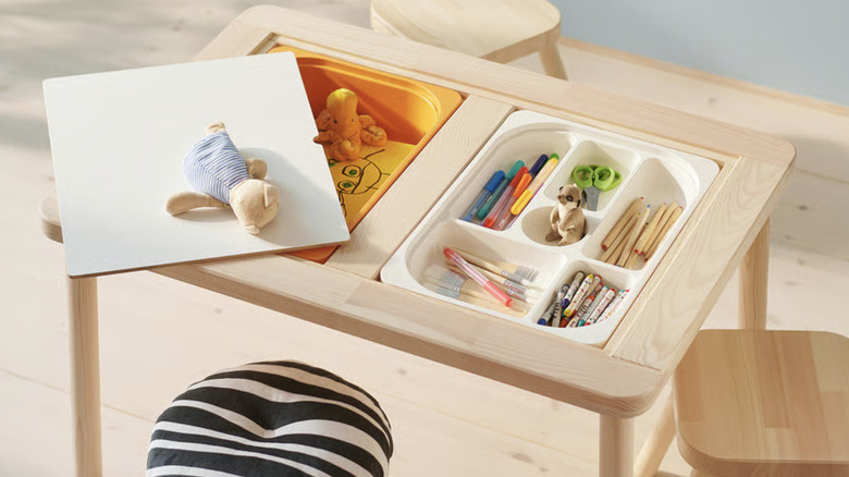 İçinde sanat malzemeleri bulunan IKEA FLISAT çocuk masası
