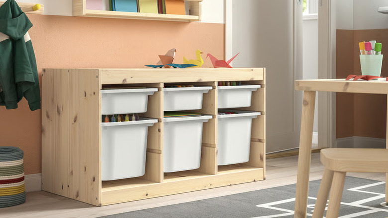 Dışarıya açılan kutulara sahip IKEA TROFAST saklama kombinasyonu