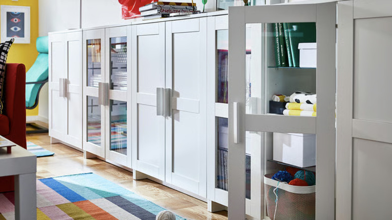 Duvar boyunca kapıları olan IKEA BRIMNES dolapları koleksiyonu