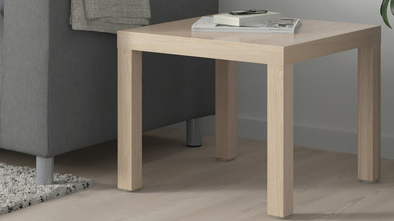 Gri bir kanepenin yanında IKEA LACK yan sehpa