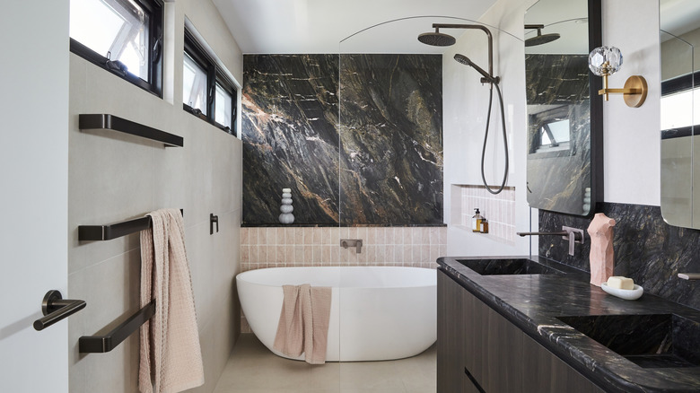 Çift duş başlıklı modern banyo