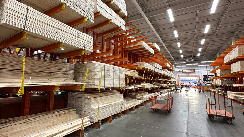 Home Depot'ta kereste yığınları
