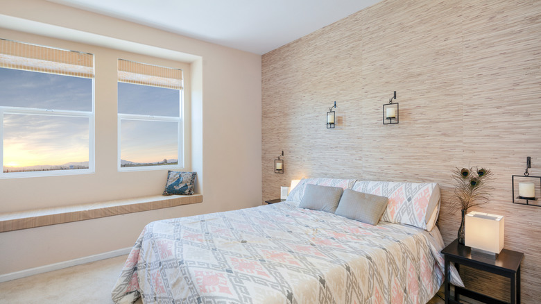 Dokulu fiber duvar kağıdı vurgulu duvarlı yatak odası