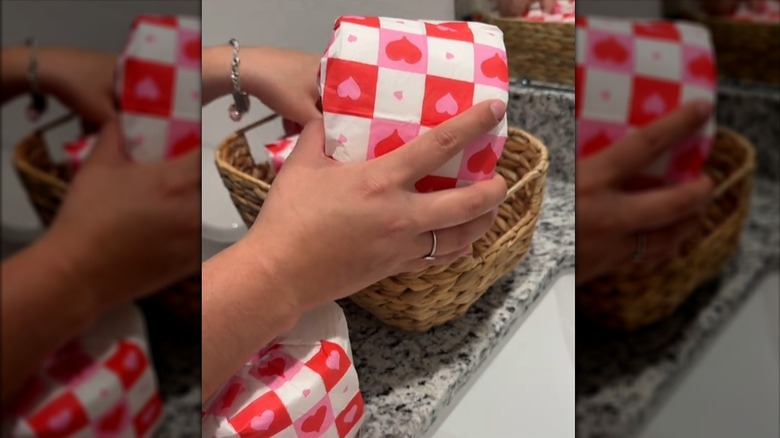 Dolar Ağacı peçeteleriyle tuvalet kağıdı sarmak