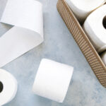 Banyonuzdaki Tuvalet Kağıdına Dekoratif Bir Dokunuş Kazandırmak İçin Dolar Ağacı Peçeteleri Kullanın