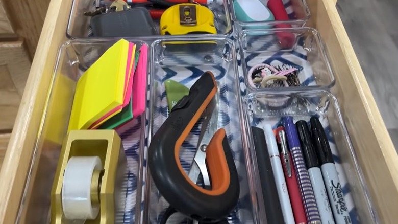 şeffaf tepsili düzenli çekmece