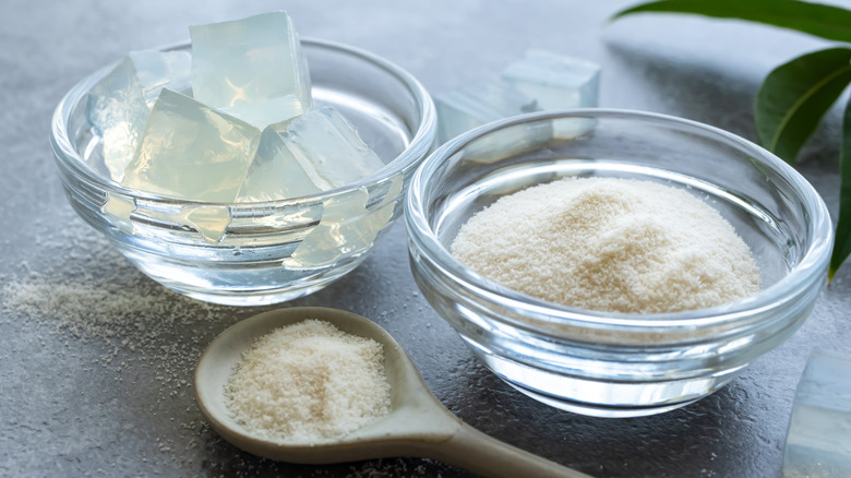 Jelatin küpleri ve toz bir masanın üzerinde ayrı cam kaselerde