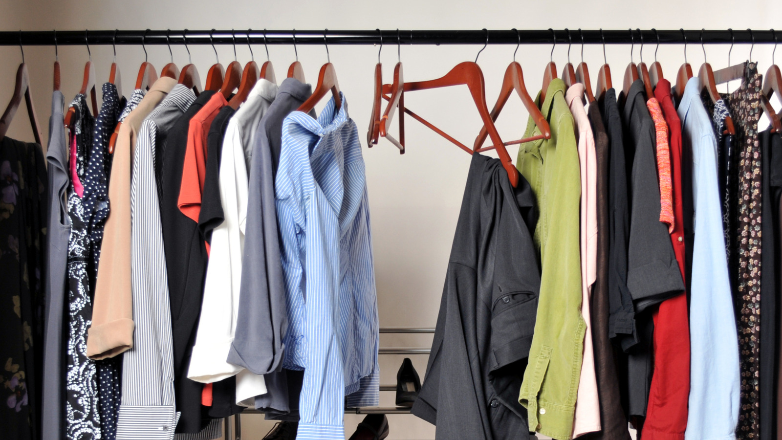 Daha Düzenli Bir Dolap Tutmaya mı Çalışıyorsunuz? İkinci Bir Çubuk Ekleyin!