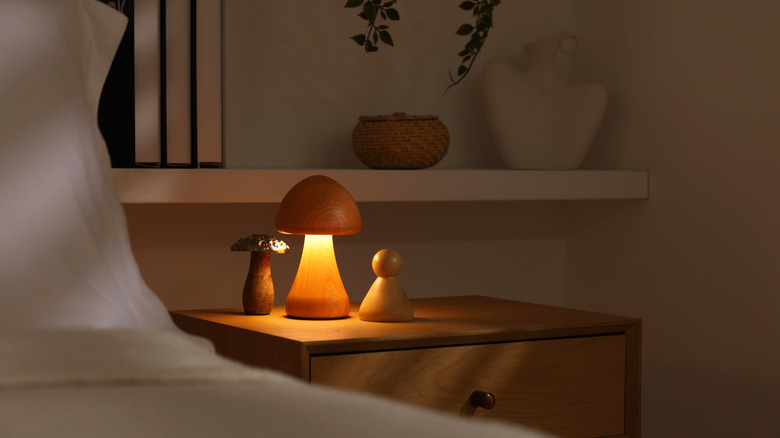 Yatak, komodin ve gece lambası ile şık oturma odası iç mekanı