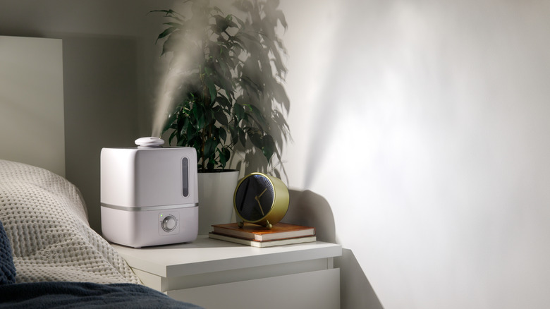 Geceleri evde başucu masasında aroma yağı difüzörü