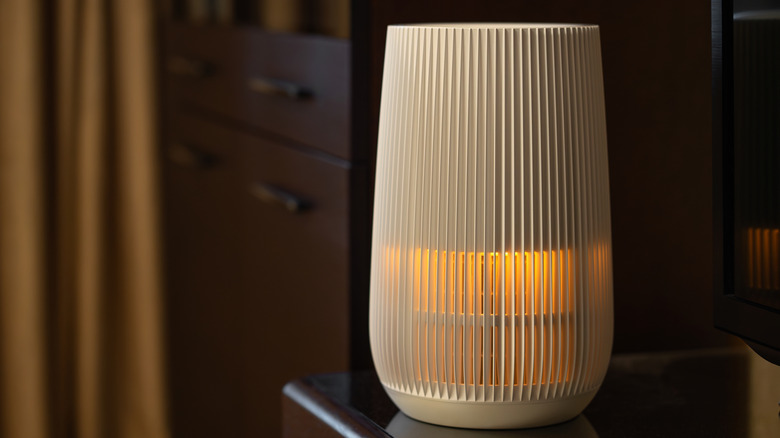 Cam masanın üzerinde hava temizleyici