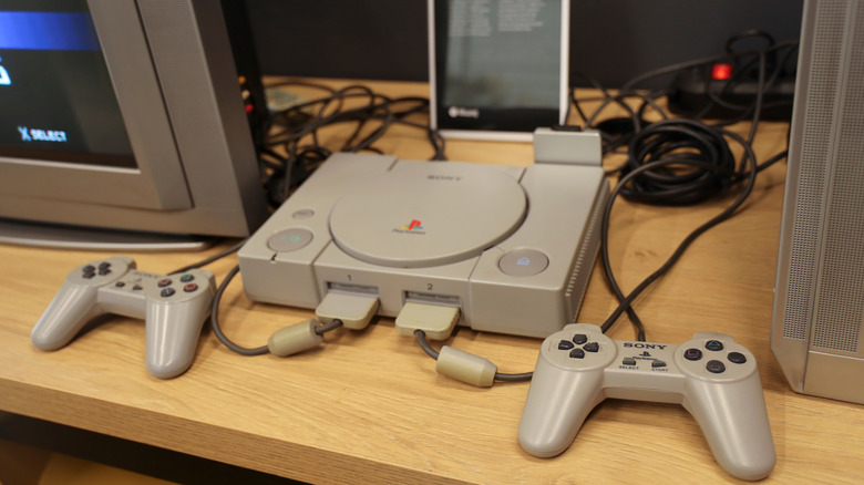 Bir Playstation oyun konsolu