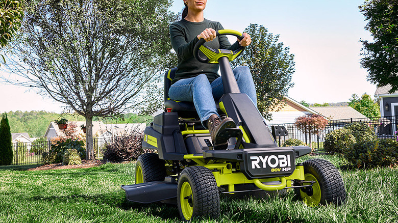 Ryobi 30'da çim biçen kadınlar