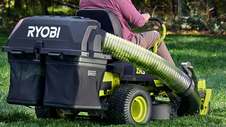 Çimlerini biçen adam tarafından kullanılan çim biçme makinesine yönelik Ryobi torbalama kiti