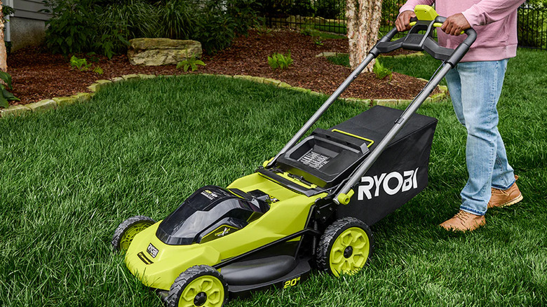 Ryobi 40V Hp Brushless 20 ile çim biçen adam
