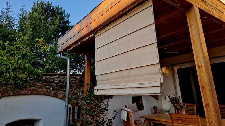 pilili perde gölgelerine sahip arka bahçe pergola