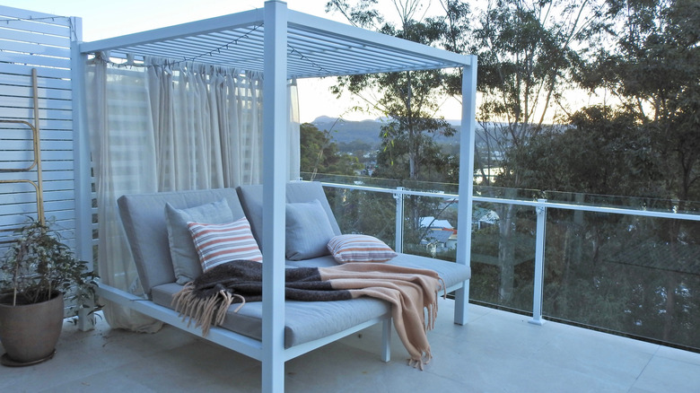 perdelerle kaplı divan