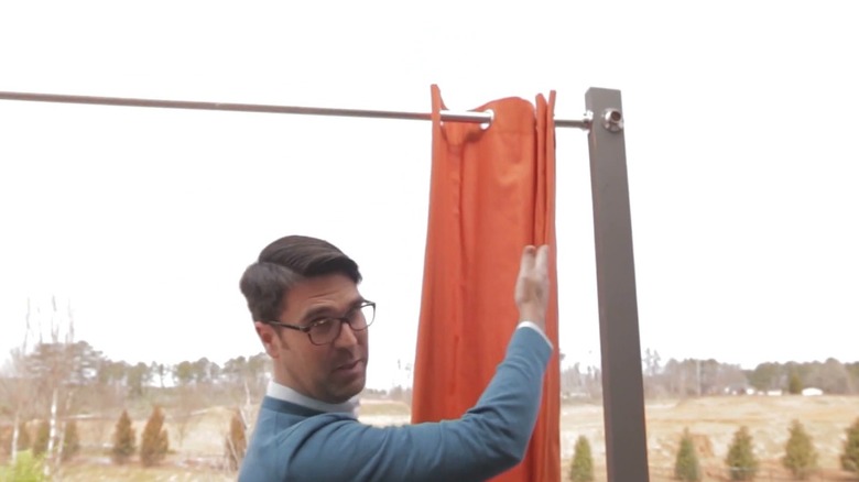 Brian Patrick Flynn arka veranda için bağımsız perde çubuğu fikrini gösteriyor