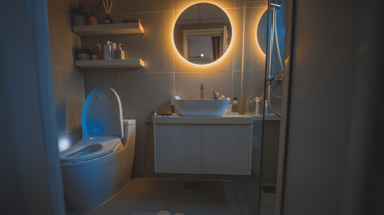 Duştan önce rahat ortam aydınlatmasına sahip bir banyo